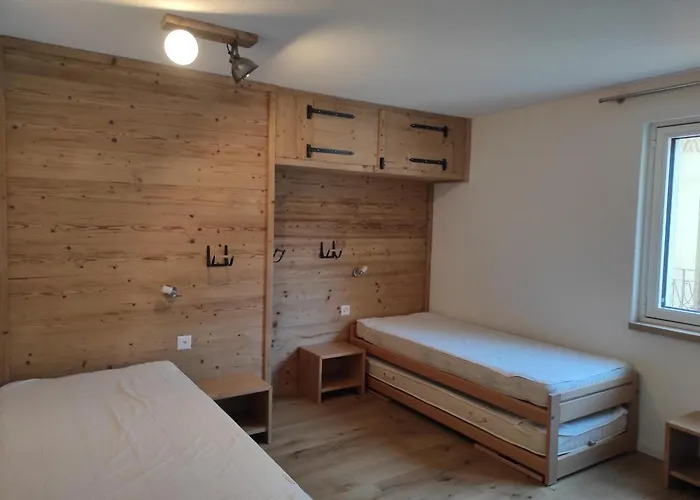 Haus Rhaetikon 1. Og, Links Daire